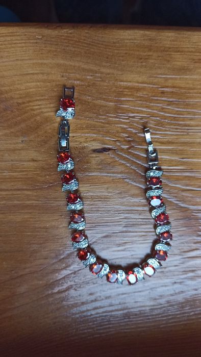 Браслет червоний гарний   без дефектів