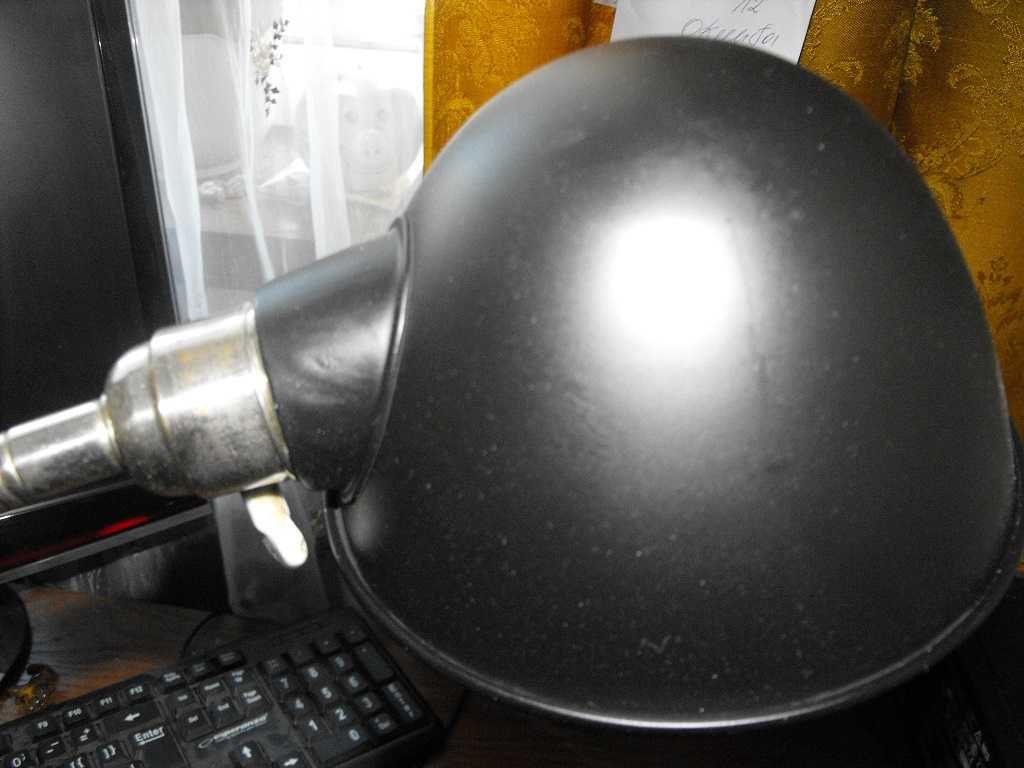Metalowa lampka mocowana do blatu.