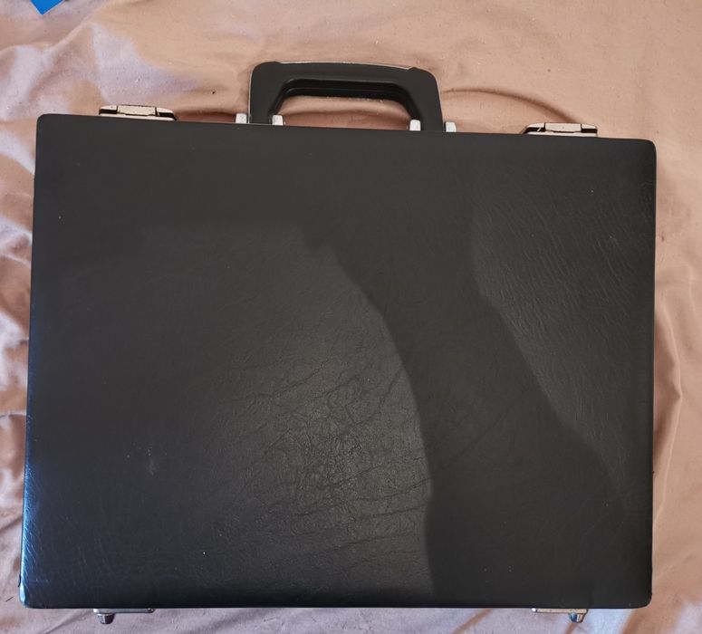 Briefcase Metálica Preta