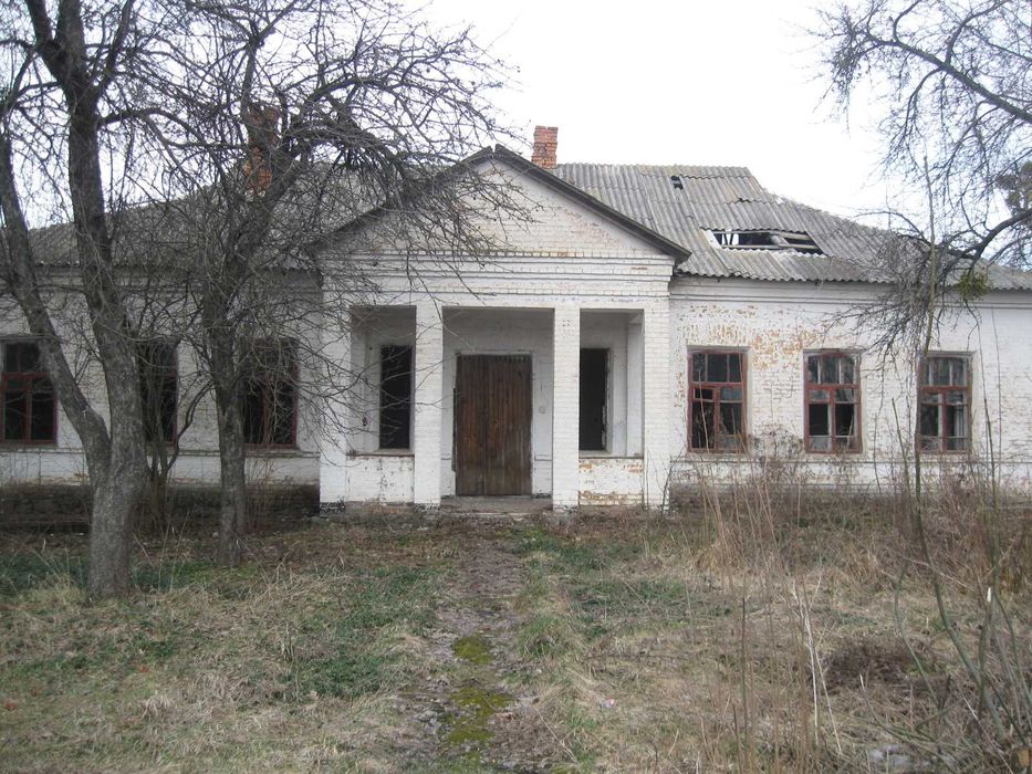 продається приміщення площею 200кв.м, 4 гаражні бокси 6 на 4 метри