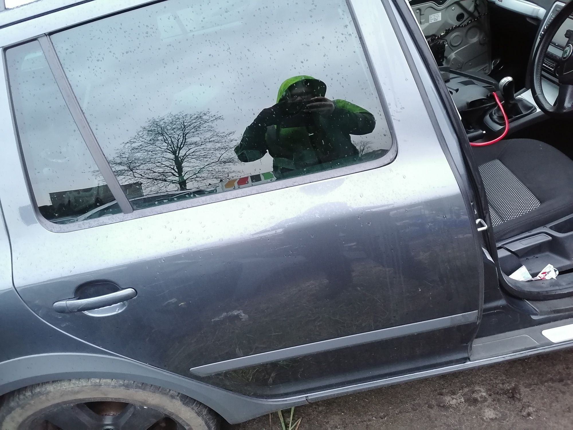 Drzwi prawy tył skoda octavia II scout lf8j ładne