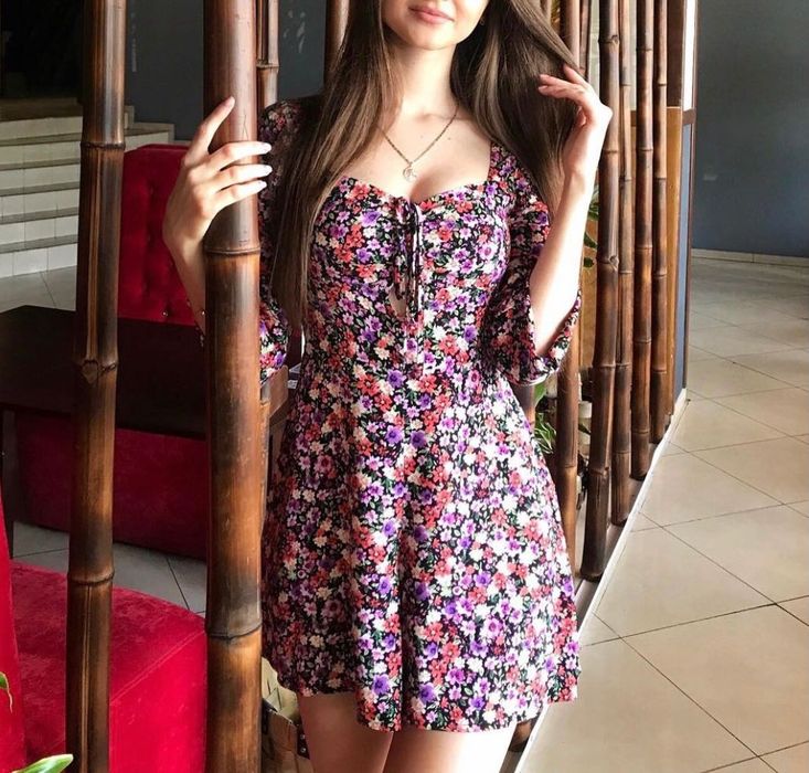 Гарний комбінезон - сукня у квіточку