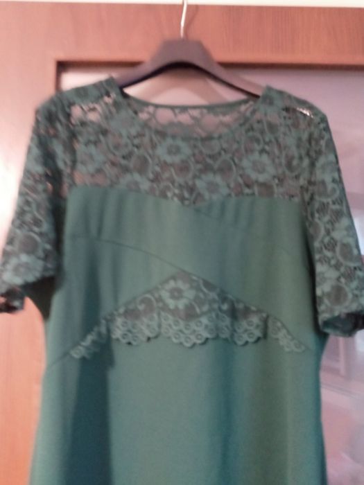 Sukienka zielona prosta 44 koronkowe dodatki