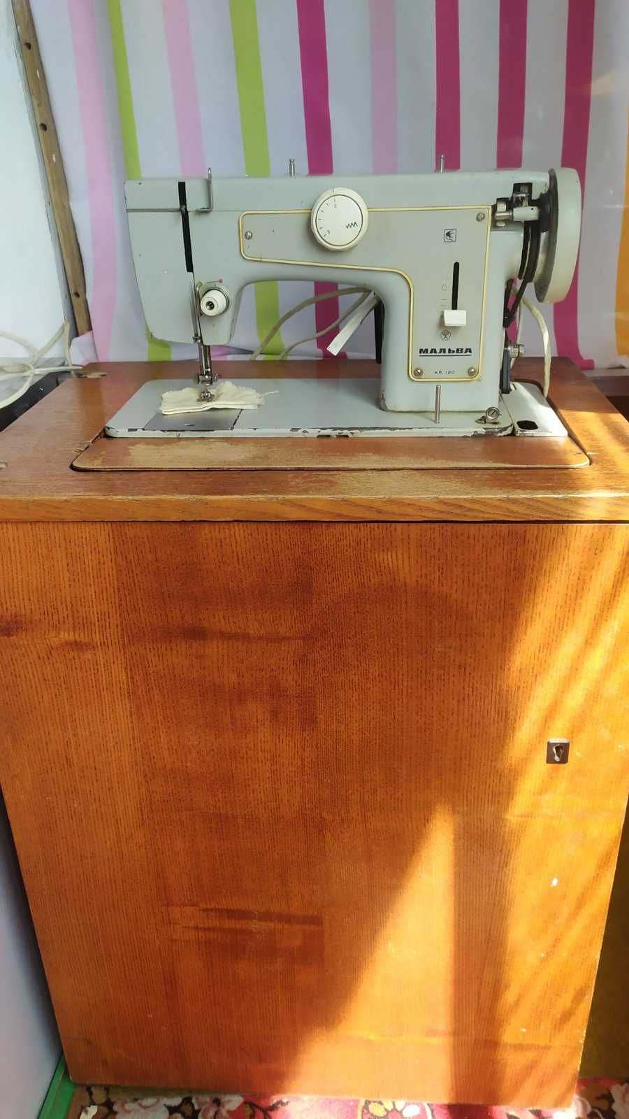 Швейна машинка з тумбою та електромотором