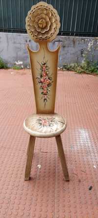 Cadeira de madeira pintada a mão
