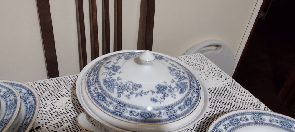 Serviço de loiça, antigo e muito bem estimado e toalha de mesa em croc