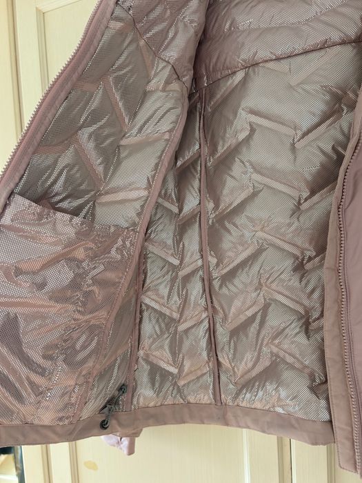Дуже гарна гірськолижна пухова куртка
Columbia з системою omni -tech