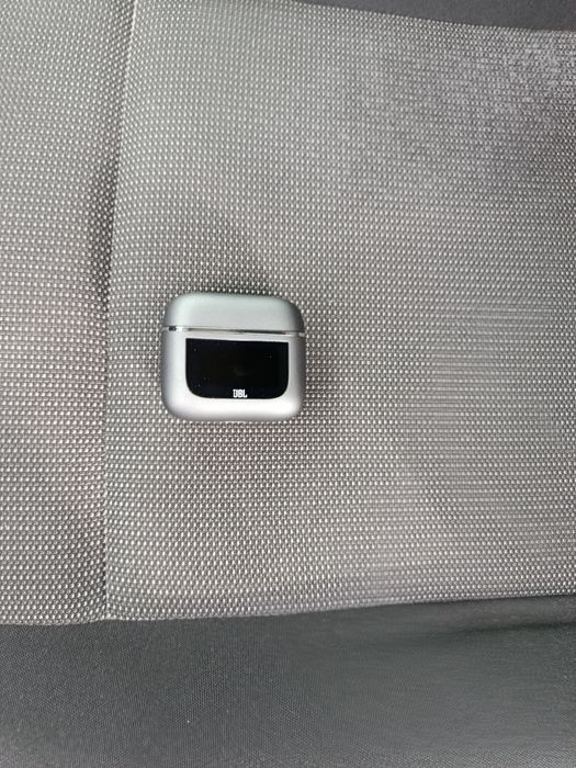 JBL tour marca branca bom som