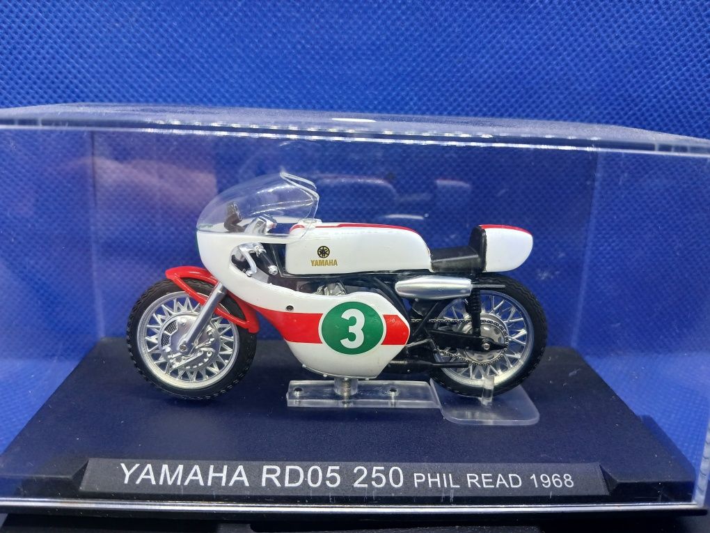 Miniaturas  Moto GP modelo 1/24 8 modelos  difrentes