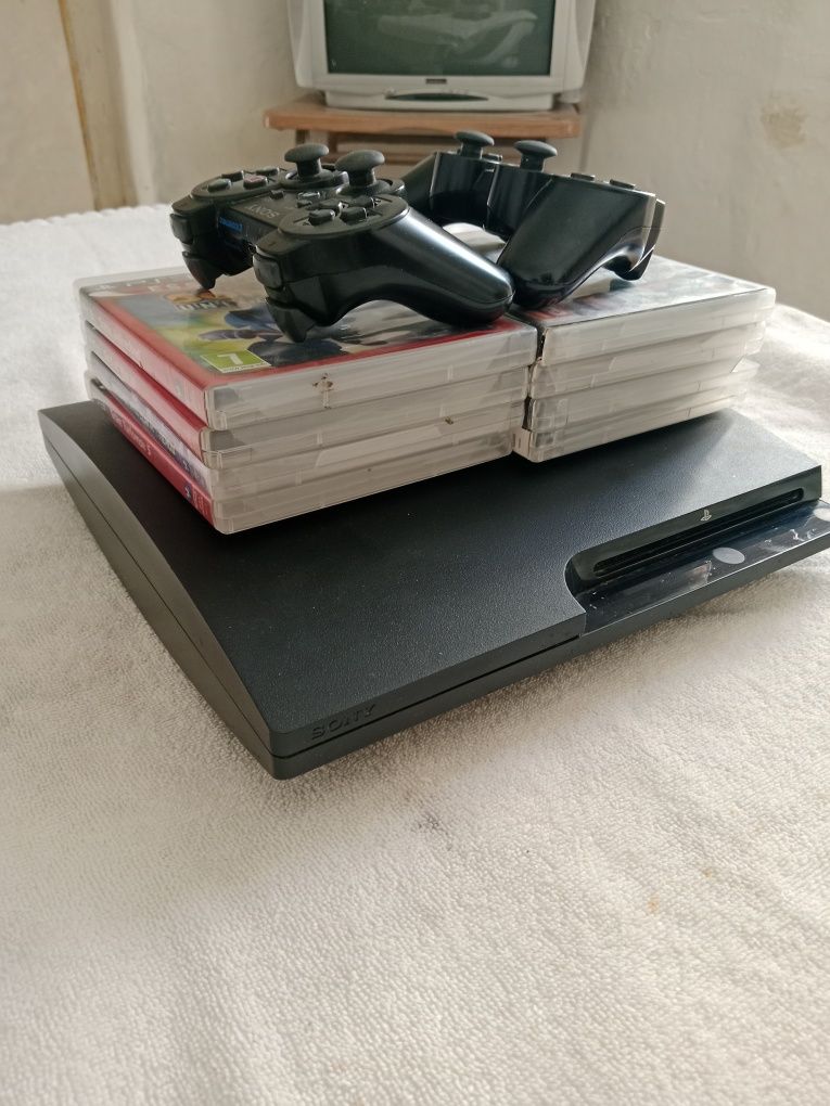 PS3 Slim com 2 comandos + 8 jogos em perfeito estado