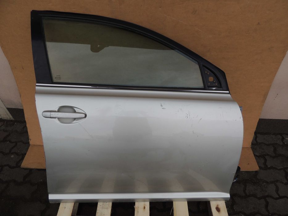 Drzwi przód przednie prawe Toyota Avensis T25 03,04,05,06,07,08,09 1C0