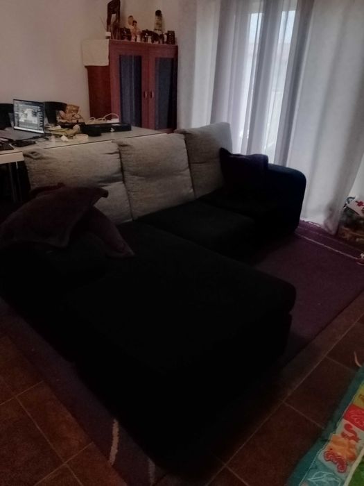 Sofá de três lugares.