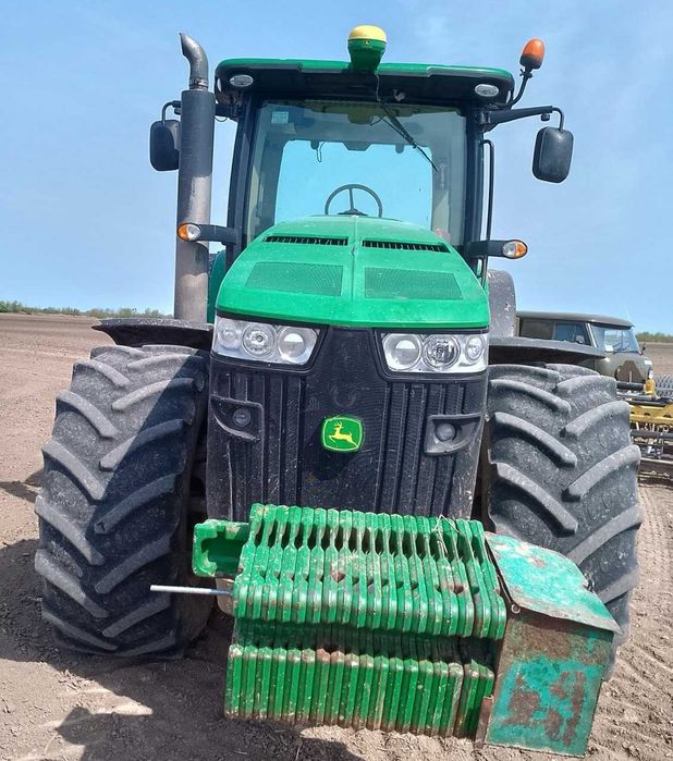 Трактор John Deere 8335R