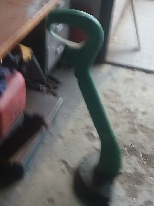 Máquina de aparar relva