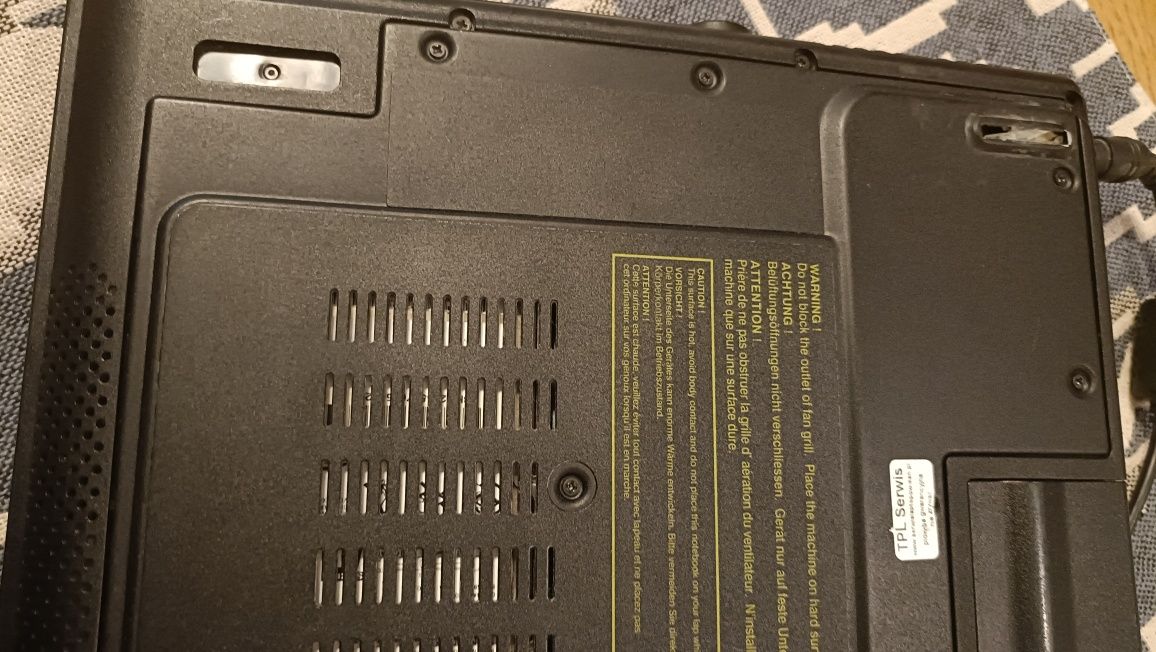 Stary sprawny laptop Fujitsu Siemens