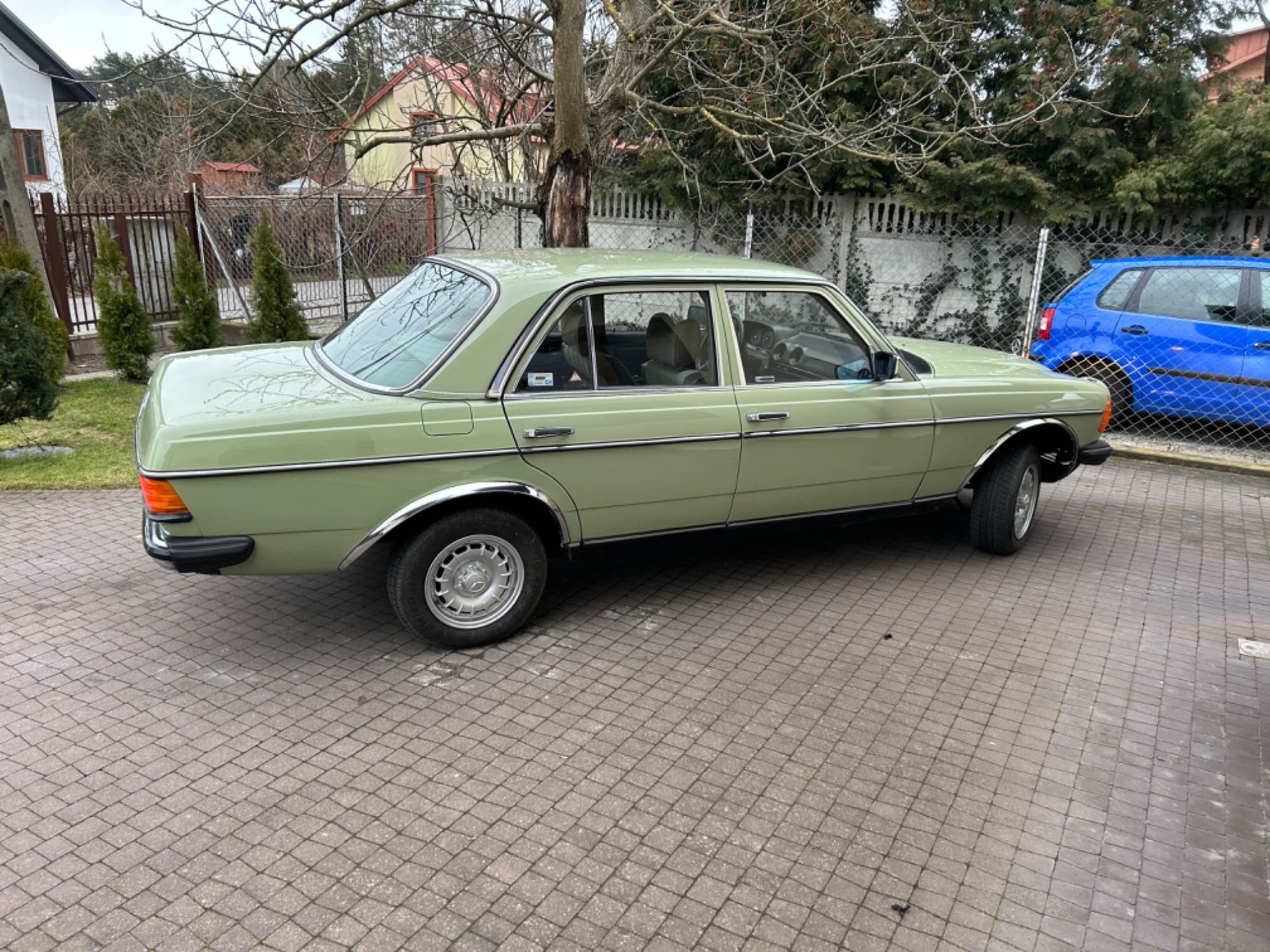 Mercedes 123 benzyna