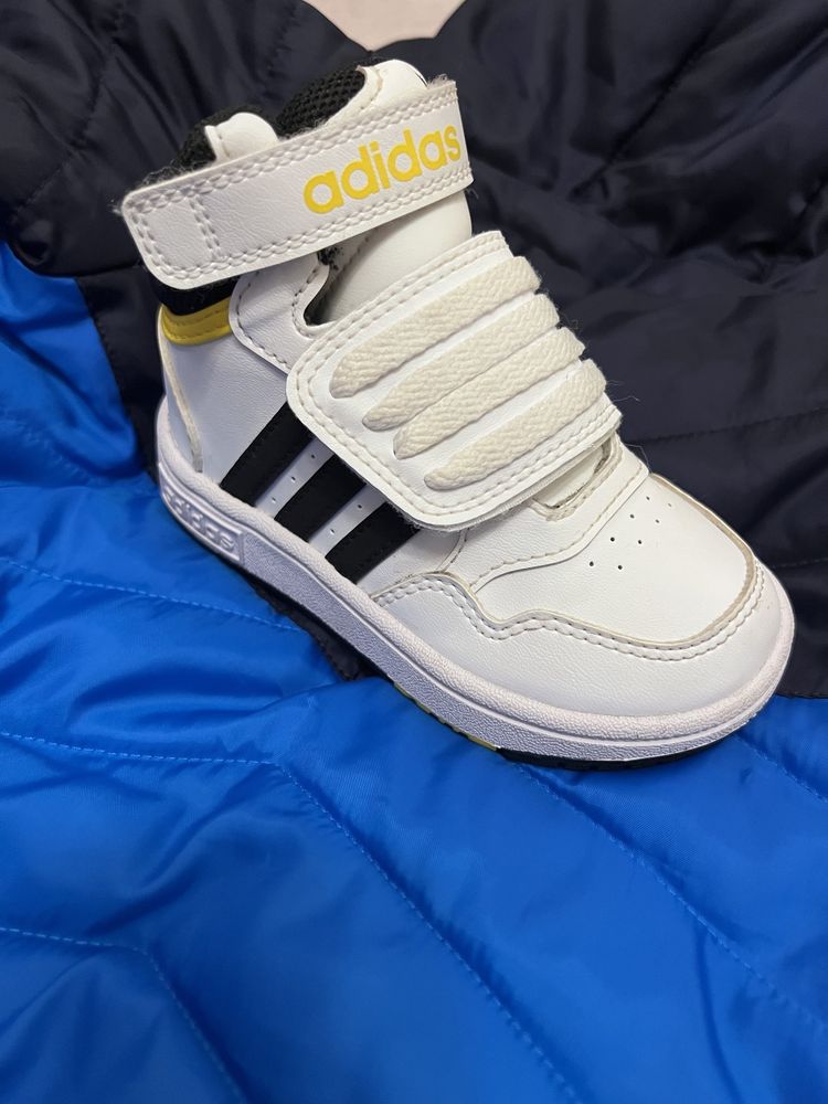 Кросівки adidas 22р.