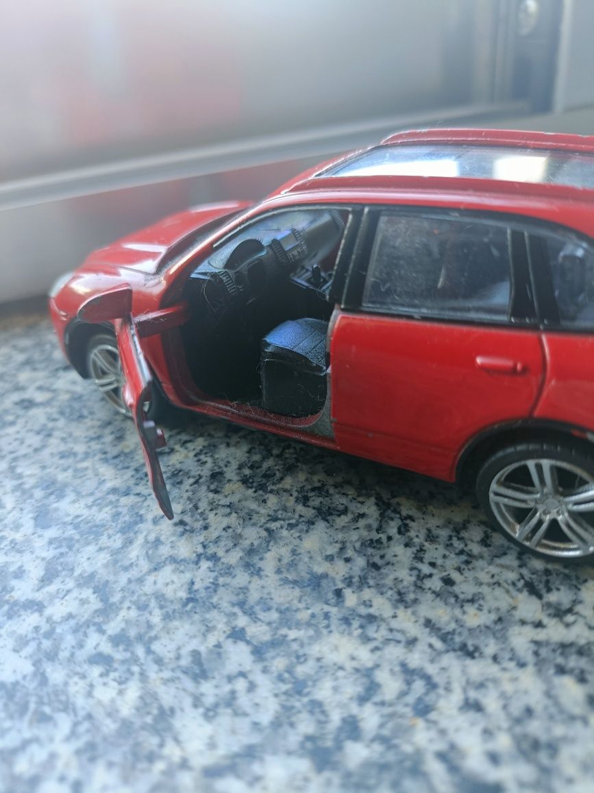 Carro pequeno de coleção Porsche Cayenne Turbo  cor vermelha