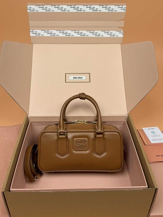 Nowość! MiuMiu Brązowa Torebka z Perłami - Unikalny Styl