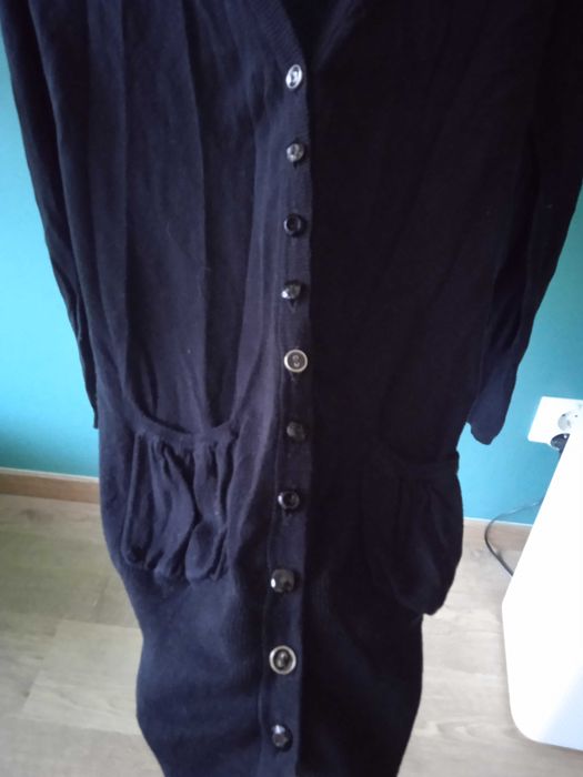 Dłuższy sweterek na guziki 34/36 czarny sweter klasyczny z kieszonkami