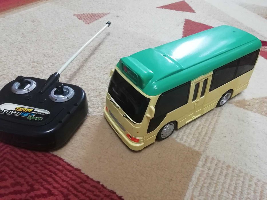 Дитяча іграшка  "Автобус на радіокеруванні"