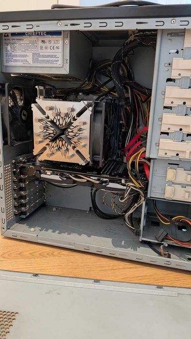 Komputer PC do gier: i5-4690K, GTX 1070 Ti, 16GB RAM, Dysk SSD 250GB.