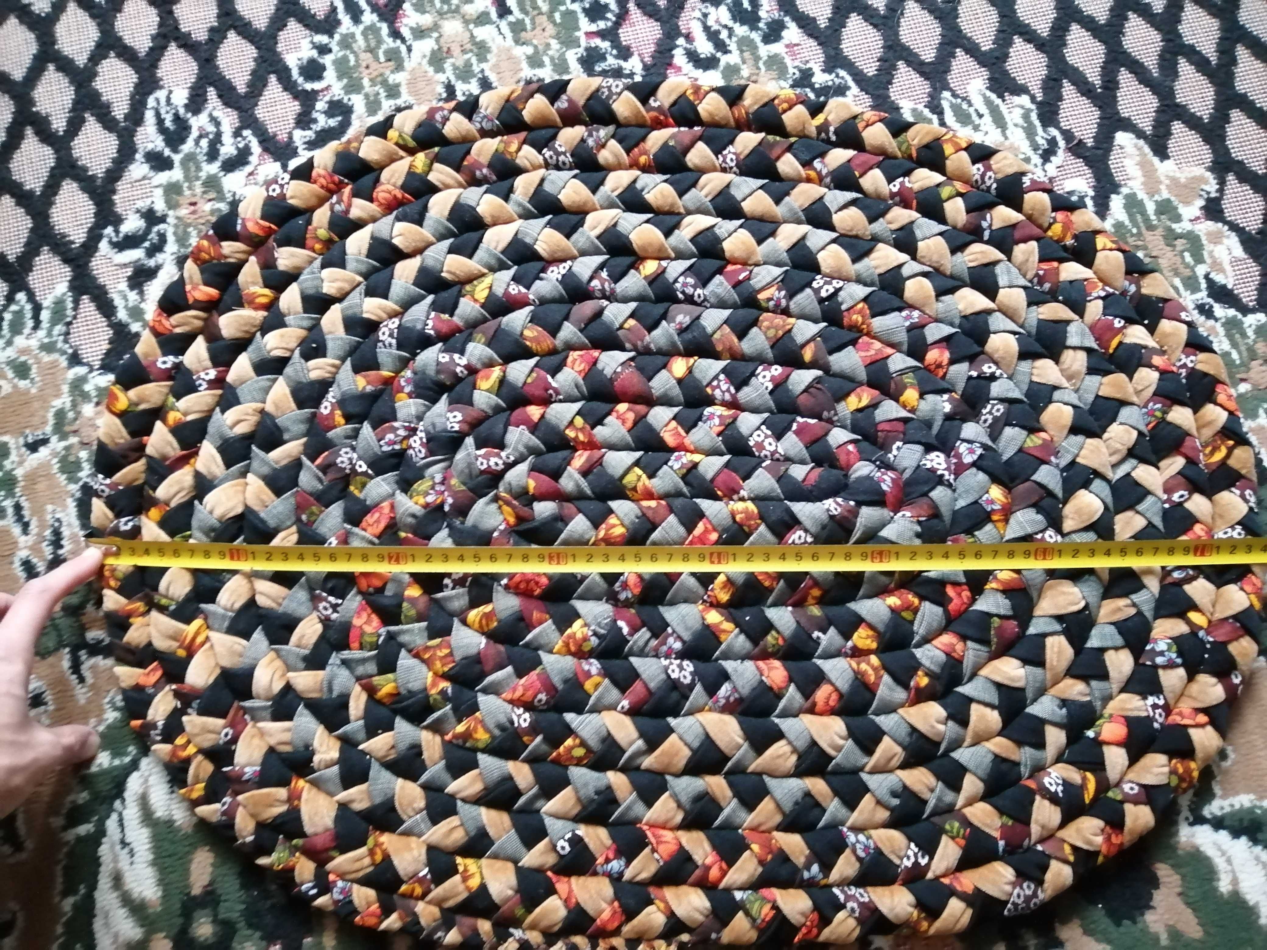 Пестрый коврик плетеный, прослужит не менее 5 лет