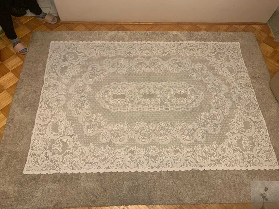 biały koronkowy obrus na stół