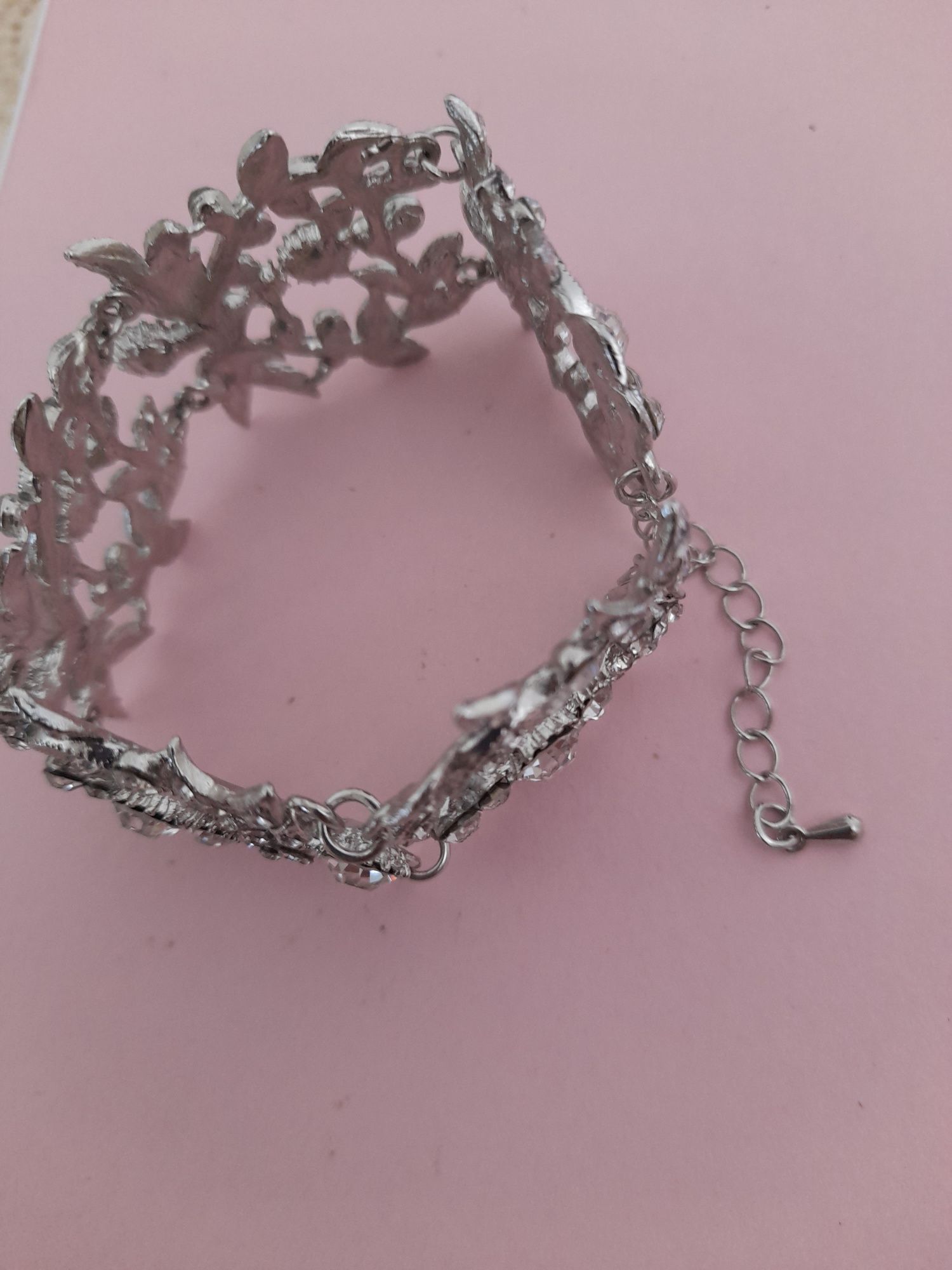 Pulseira com pedras transparentes