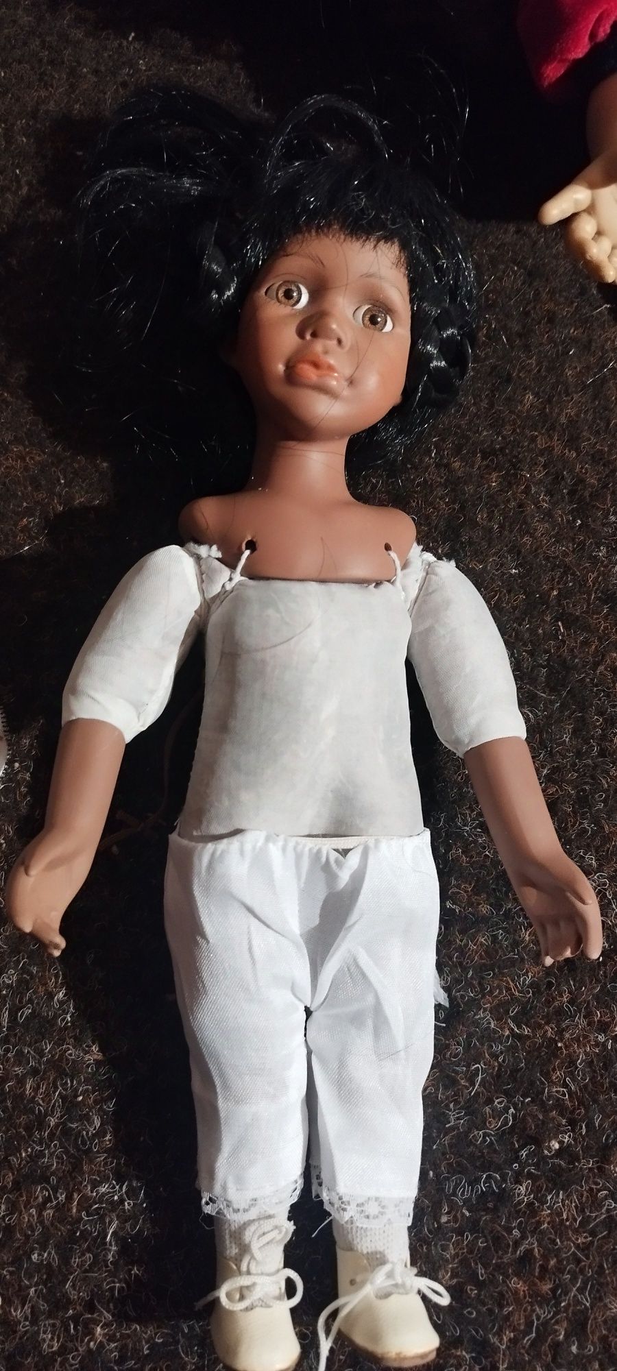 Lalka kolekcjonerska z porcelany – tradycyjny strój ludowy