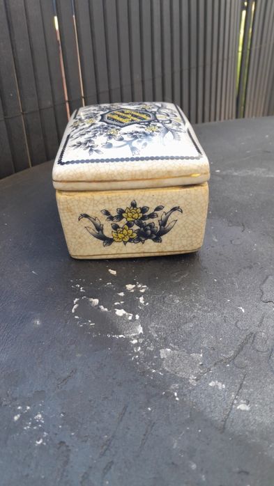 Caixa com tampa em porcelana antiga
