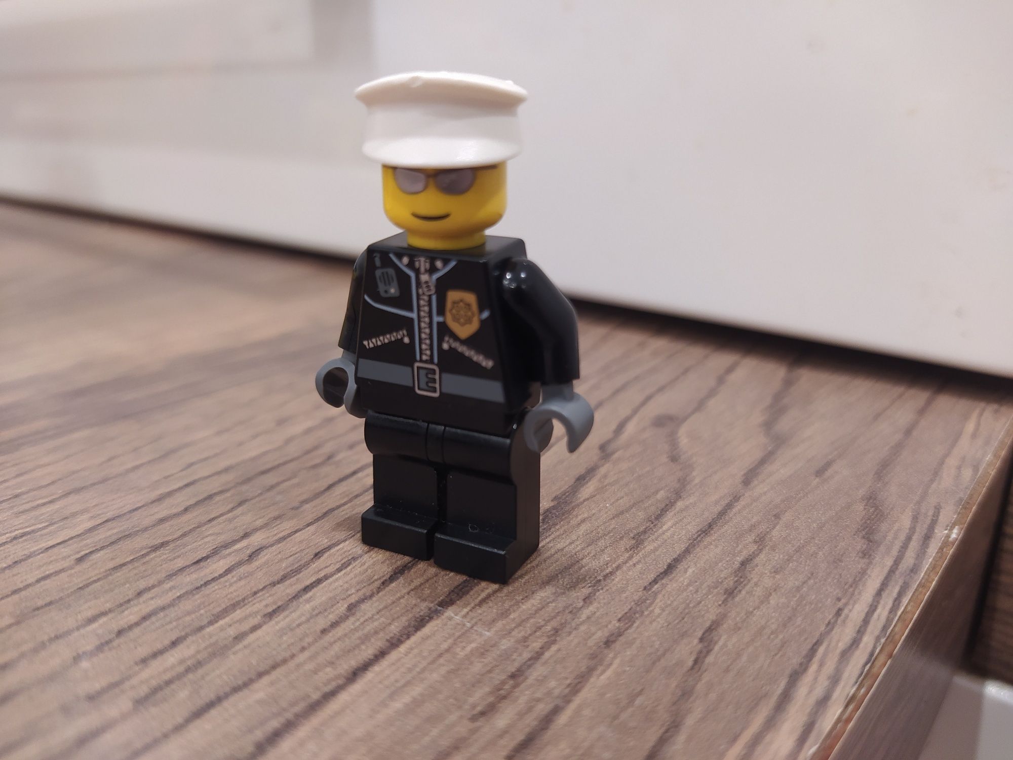 Lego ludzik minifigurka policjant strażnik