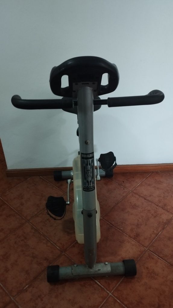 Bicicleta de ginástica eclétrica ,, em bom estado .