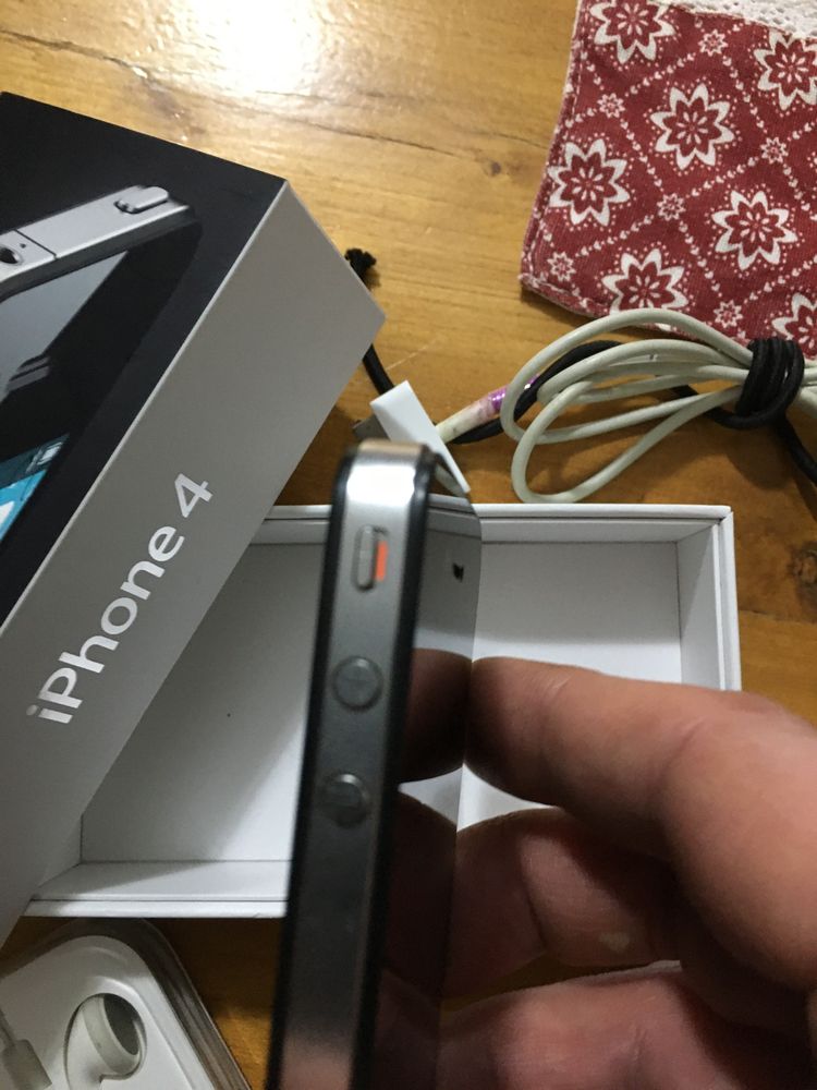 iPhone 4, 16 GB, kolekcjonerski, z pełnym zestawem akcesoriów