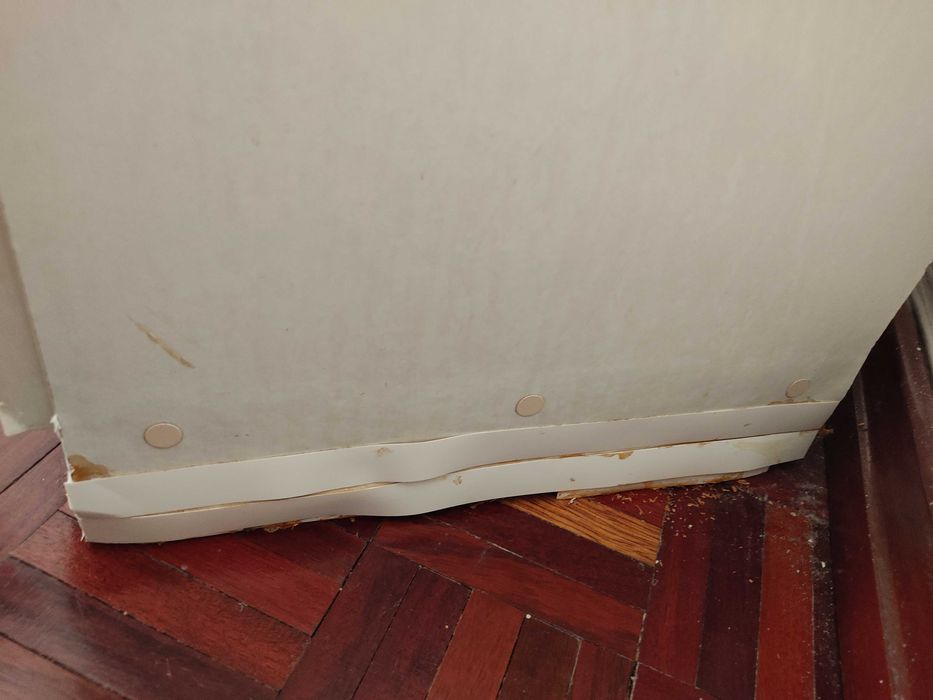 Móvel branco casa de banho com cesto para roupa suja