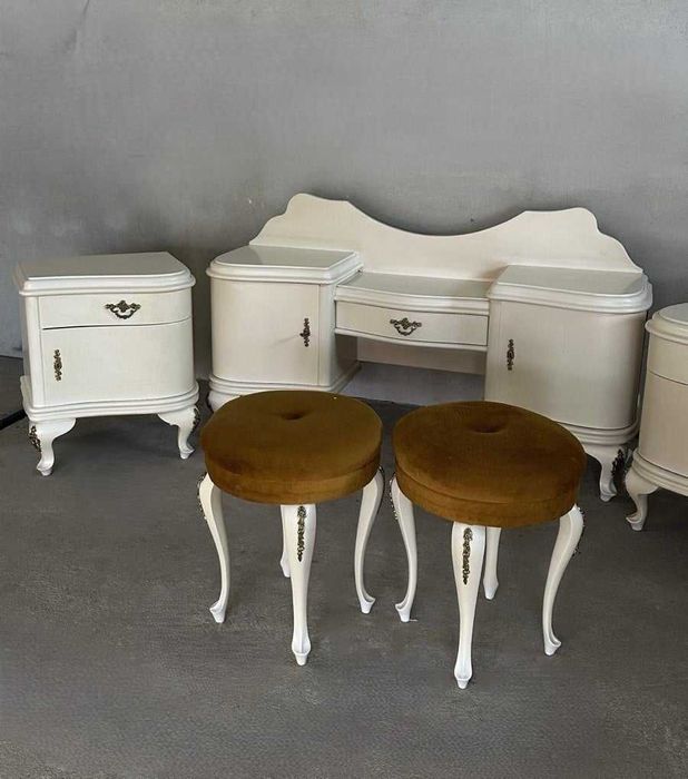 Kpl mebli włoskich toaletka 2 szafki nocne i 2 pufy Wysylka dowoz