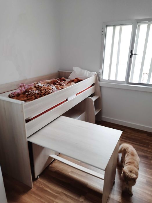 cama com mesa e colchão