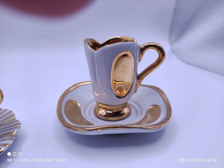 Conjunto de três mini chávenas de coleção douradas em Porcelana