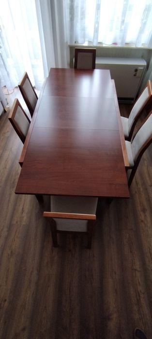 Stół i sześć krzeseł