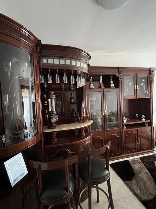 Bar de sala com mesa de centro e 2 cadeiras