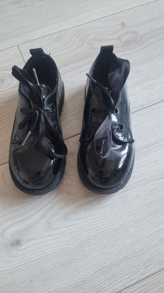 Buty lakierowane Reserved 26 wiązane