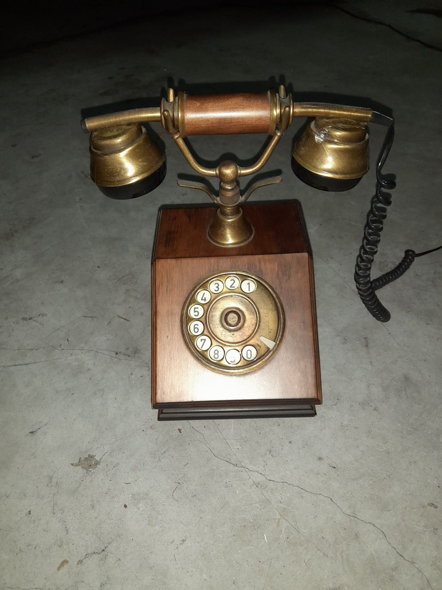 Telefone em madeira antigo
