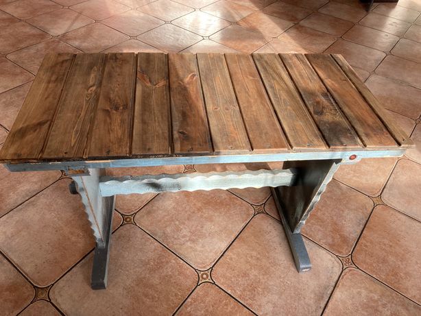 Stół drewniany stylizowany