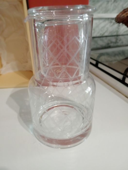 Garrafa de água e copo em cristal