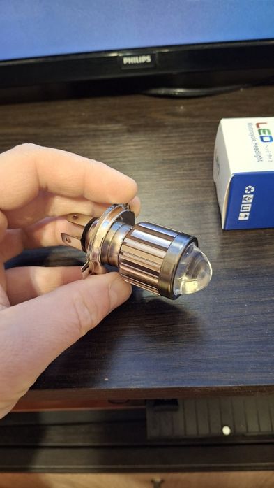 LED линзовая лампа H4 на мотоцикл