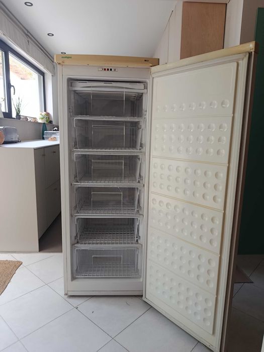 Arca vertical Jocel 208L