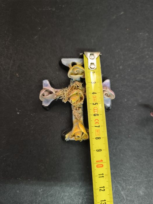 Cruz decorativa com flores