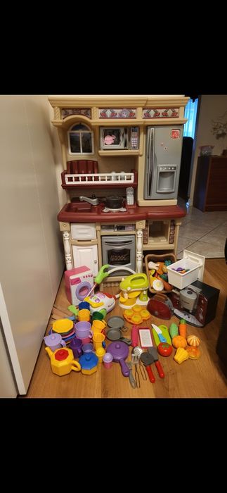 Kuchnia dziecięca STEP2 z akcesoriami widocznymi na zdjęciach.
