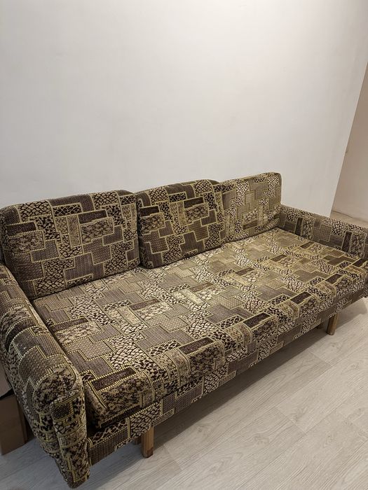 Диван зелений на ніжках