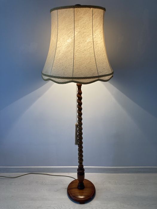 Drewniana lampa podłogowa z abażurem